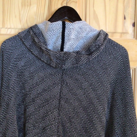 Lucky Brand Textured Active Poncho - Picture 4 of 8